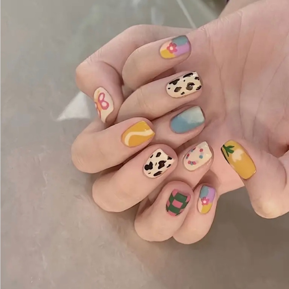 Press On Nails / Nail Art / Trending! (Nail glue included!)